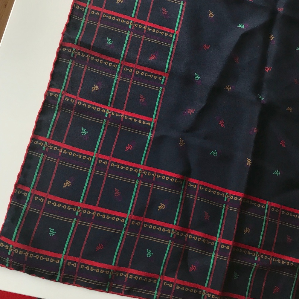 GUCCI Silk HORSE BIT Rare LOGO Silk Square Scarf! Red Blue Gold Rare NEW VINTAGE - Picture 2 of 7